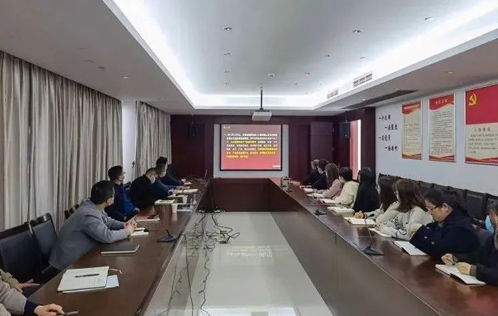 江蘇省南通市黨員干部通過“人民學習·智慧教室”集中學習，準確把握最新“雙碳”工作重點和發展方向