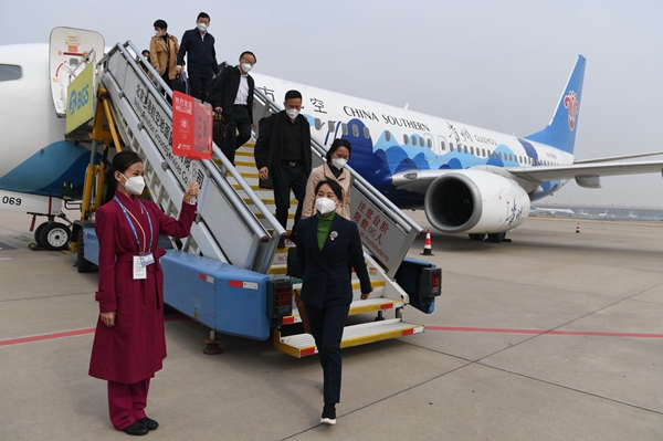 京外二十大代表團陸續抵京