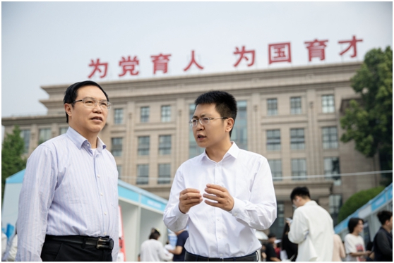 四川傳媒學(xué)院舉辦2024屆畢業(yè)生大型春季校園招聘會(huì)暨就業(yè)嘉年華活動(dòng)