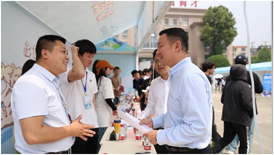 四川傳媒學(xué)院舉辦2024屆畢業(yè)生大型春季校園招聘會(huì)暨就業(yè)嘉年華活動(dòng)