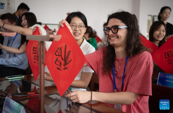 Young Americans soak up history, culture on central China exchange tour