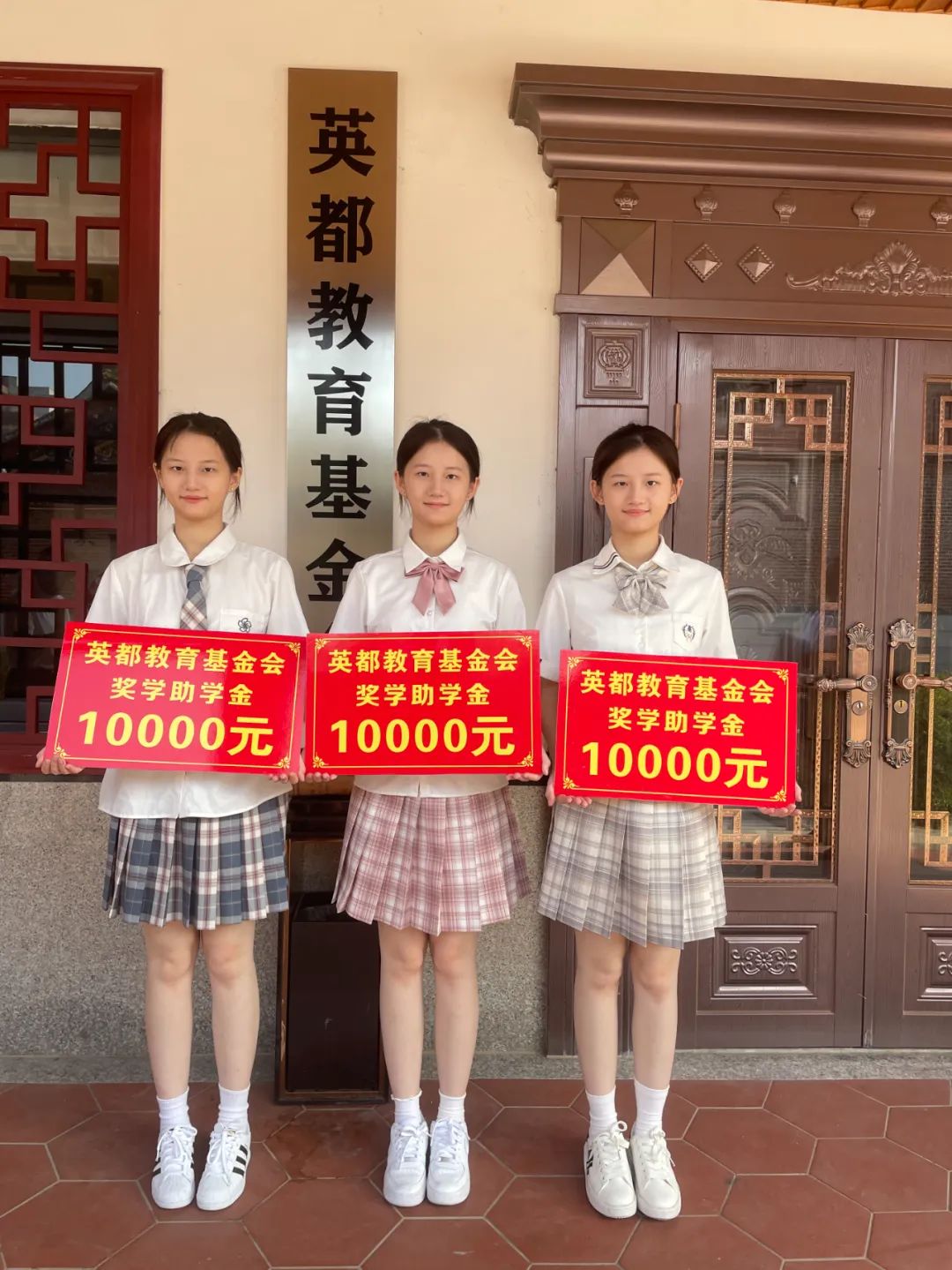 洪奕藍、洪祺藍、洪勝藍，三胞胎姐妹考入同所大學