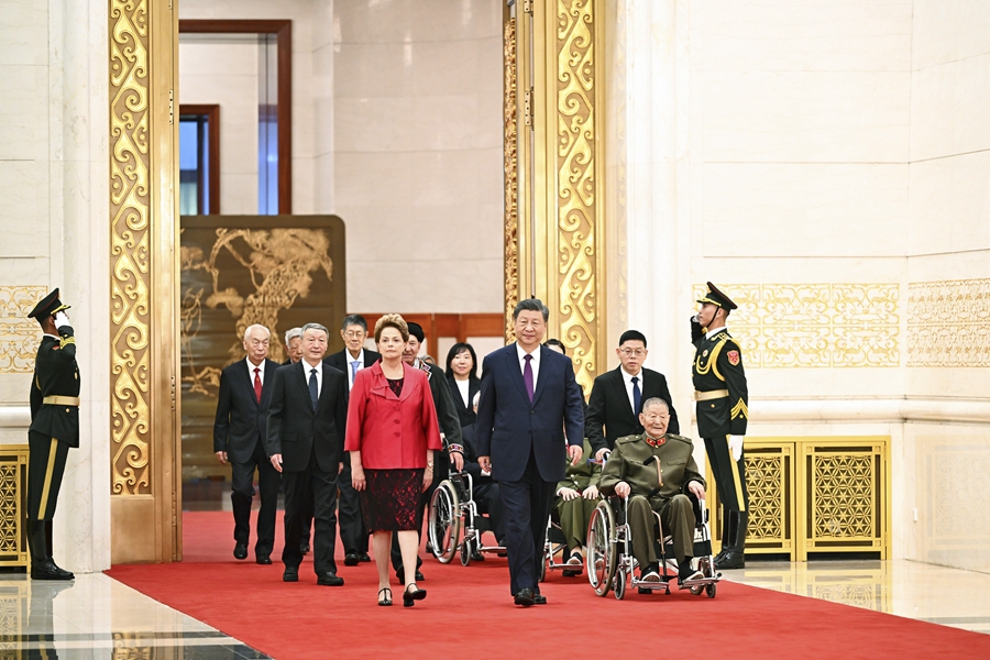 中華人民共和國國家勛章和國家榮譽稱號頒授儀式在京隆重舉行 習近平向國家勛章和國家榮譽稱號獲得者頒授勛章獎章并發表重要講話
