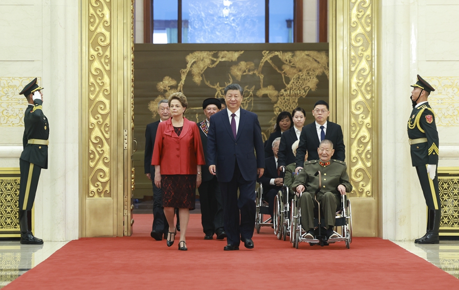 中華人民共和國國家勛章和國家榮譽稱號頒授儀式在京隆重舉行 習近平向國家勛章和國家榮譽稱號獲得者頒授勛章獎章并發表重要講話