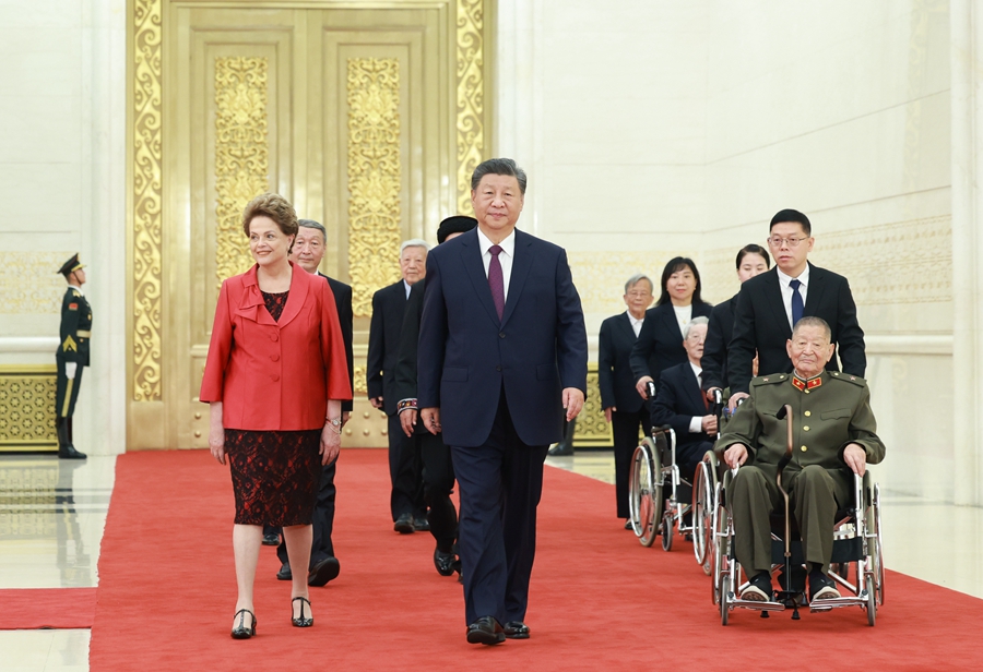 中華人民共和國國家勛章和國家榮譽稱號頒授儀式在京隆重舉行 習近平向國家勛章和國家榮譽稱號獲得者頒授勛章獎章并發表重要講話