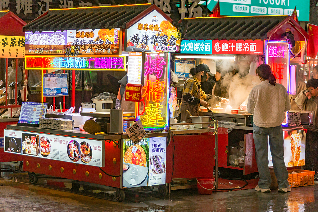 Night economy lights up Linyi, Shandong province